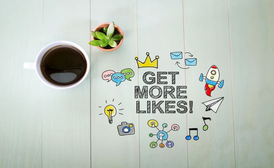 Tasse Kaffee und eine kleine Pflanze auf einem Plakat mit dem Titel "Get more Likes"